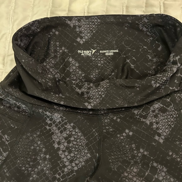 Old Navy Active Elevate High Rise Snake Skin Go-Dry Leggings High Rise Pockets - Picture 6 of 7